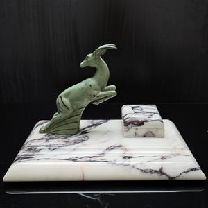 Encrier et plumier en marbre Art Déco. Gazelle en bronze sur socle en marbre. France. Début du 20e siècle.