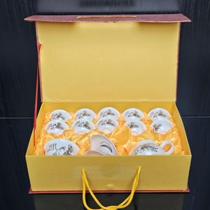 Kinesiskt Gongfu-teset i porslin i presentask, vit keramiktekanna, Gaiwan, koppar, asiatisk kalligrafi-teset för teceremonier. Nytt i förpackning.