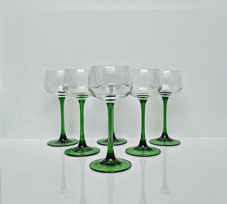 Set of 6 Vintage Luminarc Roemer Wine glasses with green stem. France. 1970s.
