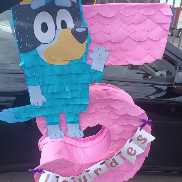 Piñata numérica con temática azulada para fiestas de cumpleaños. Niños y adultos