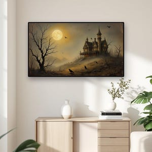Könnte beinhalten: Ein rechteckiger Wandkunstdruck mit einer dunklen, atmosphärischen Landschaft, die einen großen, leuchtenden Vollmond, ein hohes Herrenhaus im viktorianischen Stil auf einem Hügel, kahle Bäume und mehrere schwarze Vögel zeigt, die fliegen oder am Boden sitzen.