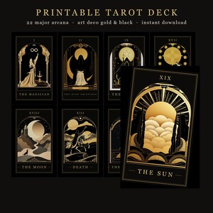 Puede incluir: Una baraja de tarot imprimible con 22 cartas de arcanos mayores con diseños art déco en oro y negro. Las cartas muestran ilustraciones que incluyen El Mago, La Sacerdotisa, La Luna, La Muerte y El Sol, con etiquetas de texto para cada título.