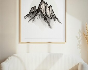 Könnte beinhalten: Ein gerahmter Wandkunstdruck mit einer schwarz-weißen Tuschezeichnung eines zerklüfteten Gebirges. Die Berggipfel sind mit scharfen, dunklen Linien vor einem hellgrauen, kreisförmigen Hintergrund dargestellt und in einem hellen Holzrahmen eingefasst.