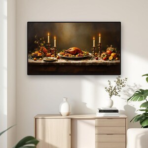 Könnte beinhalten: Ein rechteckiger Wandkunstdruck, der ein Thanksgiving-Festmahl mit einem gebratenen Truthahn auf einer Platte zeigt, umgeben von Weintrauben, Kürbissen und brennenden Kerzen in Messinghaltern, arrangiert auf einem rustikalen Tisch.