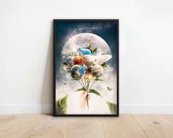 Può includere: Una stampa d'arte digitale che presenta un bouquet di pianeti con una luna piena sullo sfondo. I pianeti sono disposti a forma di bouquet con foglie verdi e una mano che tiene il gambo.