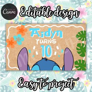 Puede incluir: Un dise&ntilde;o tem&aacute;tico de cumplea&ntilde;os con el personaje Stitch. El dise&ntilde;o incluye el nombre "Aidyn", la frase "Turns 10", y las palabras "Editable design" y "Easy to project". El fondo tiene patrones florales y de hojas.