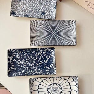 Handgjord lång tallrik i keramik, blommig glaserad serveringsskål