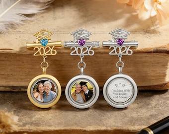 Walking with Me Today afstuderen foto broche 2026, aangepaste foto pin met geboortesteen, herdenken dierbaren, afstudeercadeau voor haar hem