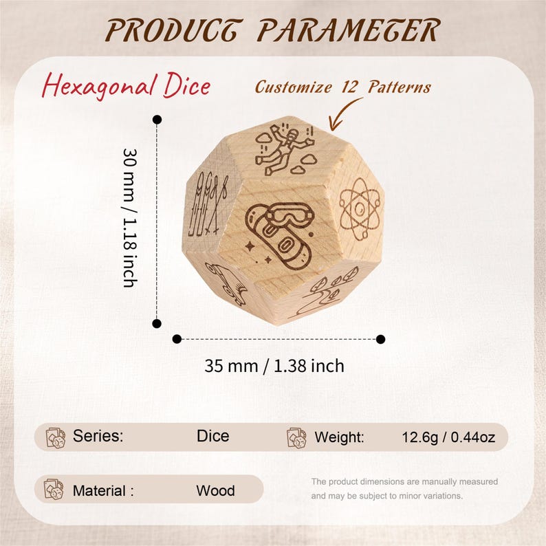 Pu&ograve; includere: Un dado esagonale in legno con illustrazioni incise, misura 3,5 cm di diametro e 3 cm di altezza. Il dado presenta vari motivi e il testo "Customize 12 Patterns". Il prodotto &egrave; in legno e pesa 12,6 g.