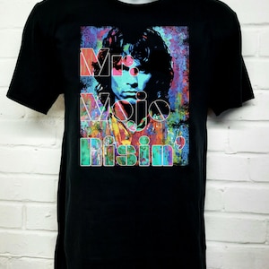 Puede incluir: Camiseta negra con un estampado gráfico colorido de la cara de un hombre y el texto "Mr. Mojo Risin'" en un estilo retro.