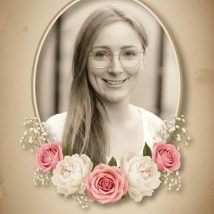 Könnte beinhalten: Ein Gedenkporträt in Sepia mit dem Text „IN LOVING MEMORY“. Es zeigt ein Foto einer Frau in einem ovalen Rahmen, verziert mit rosa Rosen und weißen Pfingstrosen. Der Name „Emily Grace Carter“ und die Daten stehen darunter.