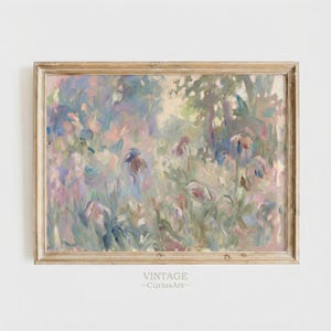 Puede incluir: Una pintura floral impresionista en un marco de madera clara. La obra presenta una paleta de colores suaves de azules, rosas y verdes, que representa un campo de flores. El texto "VINTAGE -CuriosArt-" está en la parte inferior.