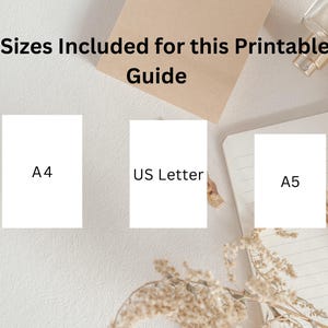 Może przedstawiać: Obraz przedstawia trzy formaty papieru: A4, US Letter i A5. Tekst "3 Sizes Included for this Printable Guide" znajduje się na g&oacute;rze. Widoczny jest r&oacute;wnież notatnik, butelka perfum i suszone kwiaty.