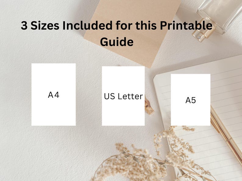 Może przedstawiać: Obraz przedstawia trzy formaty papieru: A4, US Letter i A5. Tekst "3 Sizes Included for this Printable Guide" znajduje się na g&oacute;rze. Widoczny jest r&oacute;wnież notatnik, butelka perfum i suszone kwiaty.
