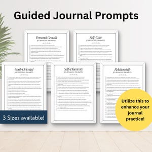 Op de afbeelding: Vijf witte frames met zwarte randen, elk met een lijst met journal prompts. De frames zijn in een rij op een witte muur geplaatst. De prompts zijn gecategoriseerd als: Persoonlijke groei, Zelfzorg, Doelgericht, Zelfontdekking en Relaties. De tekst "3 maten beschikbaar!" staat onder de frames. De tekst "Gebruik dit om je journal-praktijk te verbeteren!" staat in een gele cirkel onder de frames.