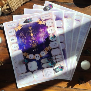 Op de afbeelding: Een paars en gouden Dungeons and Dragons-personageblad met een kosmische achtergrond. Het blad bevat de statistieken, vaardigheden en vaardigheden van een personage. Het blad ligt op een houten tafel met dobbelstenen en andere spelaccessoires.