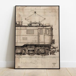 Könnte beinhalten: Gerahmter Vintage-Bauplan eines Zuges, in Sepiatönen. Die detaillierte Illustration zeigt die mechanischen Komponenten und das Design des Zuges mit technischen Anmerkungen. Das Kunstwerk wird in einem schwarzen Rahmen präsentiert, geeignet für Eisenbahnliebhaber und Vintage-Dekoration.