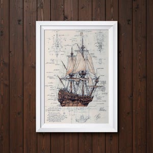 Könnte beinhalten: Gerahmter Druck einer detaillierten Schiffillustration. Das Kunstwerk zeigt ein braunes Segelschiff mit beigen Segeln, vor dem Hintergrund von Blaupausen und technischen Zeichnungen. Der Druck ist in einem weißen Rahmen eingefasst und schafft ein klassisches nautisches Thema.