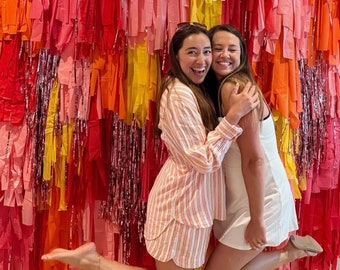 Cenário com franjas Tequila Sunrise: decoração para cabine de fotos de festa de Bach