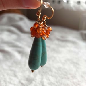 Orecchini con gocce di turchese e grappoli di pietre preziose – orecchini pendenti in acciaio inossidabile dorato – elegante lavoro artigianale