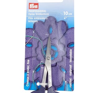 Może przedstawiać: Niebieskie profesjonalne nożyczki do haftu z ostrzem o długości 10 cm, zapakowane na niebiesko-fioletową kartę z tekstem "Frym Professional Fine Embroidery Scissors 10 cm 4" Ciseaux à broder, fins rostfrei rustproof inoxydable".