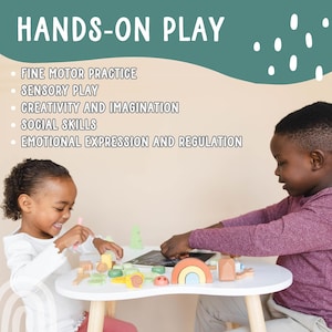 Pode incluir: Duas crian&ccedil;as est&atilde;o brincando com brinquedos de madeira coloridos em uma mesa branca. O texto "HANDS-ON PLAY" est&aacute; no topo da imagem. O texto abaixo do t&iacute;tulo lista os benef&iacute;cios do jogo pr&aacute;tico, incluindo a pr&aacute;tica da motricidade fina, o jogo sensorial, a criatividade e a imagina&ccedil;&atilde;o, as habilidades sociais e a express&atilde;o e regula&ccedil;&atilde;o emocional.
