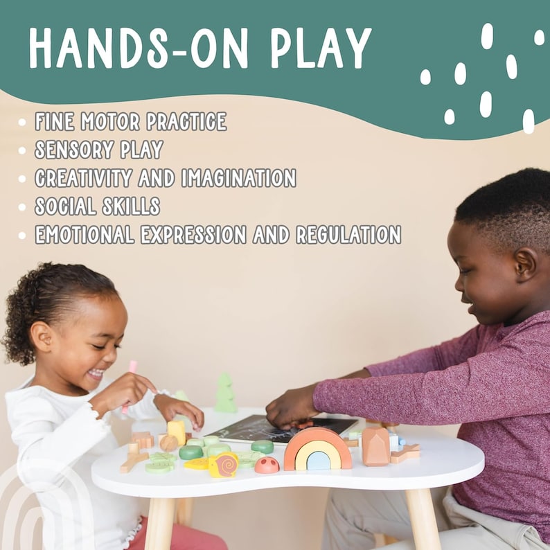 Pode incluir: Duas crian&ccedil;as est&atilde;o brincando com brinquedos de madeira coloridos em uma mesa branca. O texto "HANDS-ON PLAY" est&aacute; no topo da imagem. O texto abaixo do t&iacute;tulo lista os benef&iacute;cios do jogo pr&aacute;tico, incluindo a pr&aacute;tica da motricidade fina, o jogo sensorial, a criatividade e a imagina&ccedil;&atilde;o, as habilidades sociais e a express&atilde;o e regula&ccedil;&atilde;o emocional.