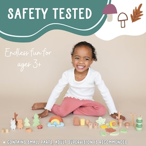 Pode incluir: Uma menina brinca com um conjunto de brinquedos de madeira que inclui um arco-&iacute;ris, cogumelos, &aacute;rvores e folhas. O conjunto &eacute; projetado para crian&ccedil;as de 3 anos ou mais. O texto "SAFETY TESTED" e "Endless fun for ages 3+" &eacute; vis&iacute;vel na imagem. Um r&oacute;tulo de advert&ecirc;ncia diz "CONTAINS SMALL PARTS, ADULT SUPERVISION IS RECOMMENDED."