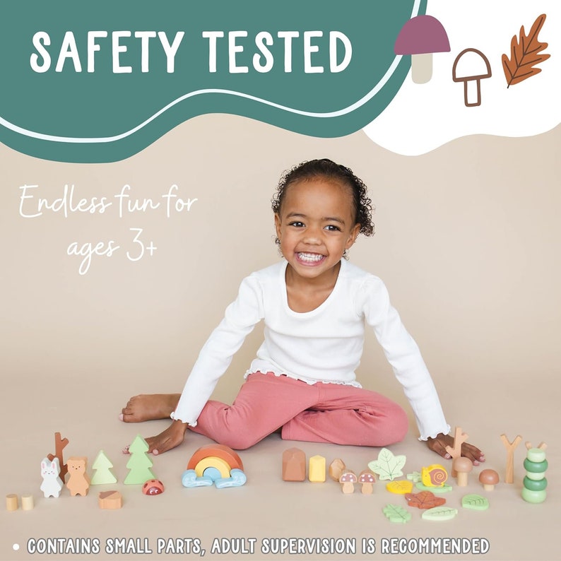 Pode incluir: Uma menina brinca com um conjunto de brinquedos de madeira que inclui um arco-&iacute;ris, cogumelos, &aacute;rvores e folhas. O conjunto &eacute; projetado para crian&ccedil;as de 3 anos ou mais. O texto "SAFETY TESTED" e "Endless fun for ages 3+" &eacute; vis&iacute;vel na imagem. Um r&oacute;tulo de advert&ecirc;ncia diz "CONTAINS SMALL PARTS, ADULT SUPERVISION IS RECOMMENDED."