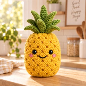 Può includere: Un peluche a forma di ananas realizzato all'uncinetto con un corpo giallo brillante dalla trama a rombi, un ciuffo di foglie verdi, due occhi in plastica nera, un sorriso nero ricamato e piccole guance rosa su una base in filato.