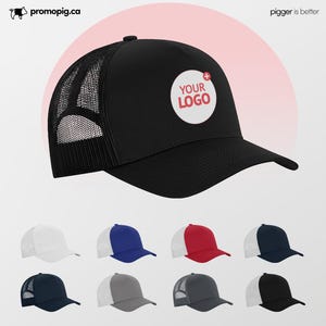 Peut inclure: Casquette de camionneur noire avec un dos en filet et une visière incurvée. La casquette présente un cercle blanc avec le texte "YOUR LOGO" et un signe plus. D'autres casquettes blanches, bleues, rouges, marine, grises et noires sont affichées.