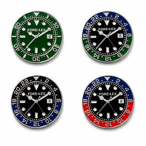 Può includere: Quattro spille metalliche circolari progettate come quadranti di orologi con il testo FORE-LEX. La spilla in alto a sinistra ha una lunetta verde, quella in alto a destra blu e verde, in basso a sinistra blu e nera, e in basso a destra rossa e blu.