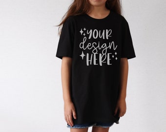 Bella Canvas 3001Y Mockup Black Bundle, Modelo Real, BC3001Y Mockup Youth Black, Camiseta para niños Mockup Black, Camiseta para niños pequeños Mock Up, Summer Mock