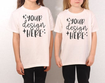 Kinder Mockups, Gildan 5000b Mockup Weiß, Vorderseite Rückseite Geschwister Mockup Familie Mockup Kinder Tshirt Mockup Kleinkind Jugend Bruder Schwester Kinder