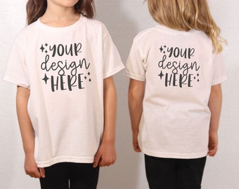 Kinder-Mockups, Gildan 5000b Mockup weiß, Vorderseite und Rückseite, Geschwister-Mockup, Familien-Mockup, Kinder-T-Shirt-Mockup, Kleinkind, Jugend, Bruder, Schwester, Kinder