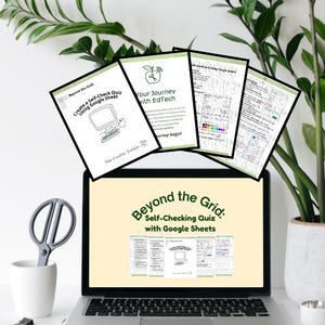 Puede incluir: Un portátil muestra "Beyond the Grid: Self-Checking Quiz with Google Sheets". Varias páginas impresas con contenido educativo están dispuestas encima del portátil. Unas tijeras están en una taza blanca y una planta en maceta está en el fondo.