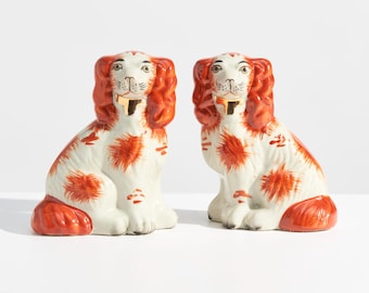 Een paar vintage Staffordshire-honden // Antieke Engelse spaniëls in Victoriaanse stijl met roestoranje vlekken