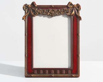 Vintage, sierlijke rode fotolijst in barokstijl (5x7 inch) met gouden strikken en bloemmotieven.