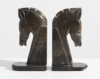 Vintage zwarte marmeren boekensteunen met paardenhoofd // Paar decoratieve, gebeeldhouwde stenen boekensteunen met paardenmotief