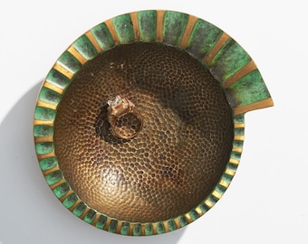 Vintage Pal-Bell bronzen schaaltje in de vorm van een nautilusschelp // Mid-Century kustschaaltje of opbergkom van brons met een patina.