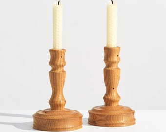 Een paar vintage Zweedse grenenhouten kandelaars // Handgemaakte houten Scandinavische kandelaars