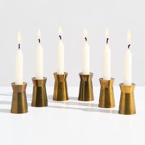 ヴィンテージモダニストの真鍮製キャンドルホルダー // ミッドセンチュリースタイルの小さなテーパーキャンドルスティックホルダー // 6個セット