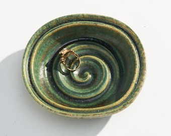 Vintage groene spiraalvormige Studio Pottery ringenschaal // Klein gesigneerd sieradenbakje of opbergkom