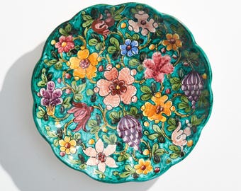 Vintage Italiaanse majolica wandplaat met geschulpte bloemenrand uit het midden van de 20e eeuw // Patroon D.44 van Ceramiche Biagioli Gubbio // Gesigneerd door de kunstenaar