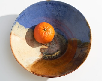 Vintage Studio Pottery schaal op voet // MCM driekleurige druipglazuur keramische schaal voor diverse toepassingen of als fruitschaal voor op tafel