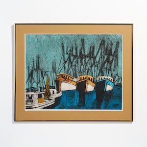 Könnte beinhalten: Gerahmter Kunstdruck, der eine Hafenszene mit mehreren Booten zeigt, die im Wasser liegen. Die Boote haben weiße, orangefarbene und blaue Akzente. Der Hintergrund zeigt dunkle, abstrakte Formen, möglicherweise Kräne oder Strukturen. Das Kunstwerk ist in einem goldfarbenen Rahmen gerahmt.