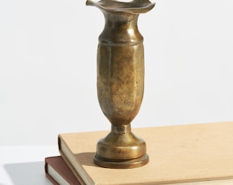 Vintage messing vaas uit 1944, WOII, in de stijl van loopgravenkunst // Verzamelbaar object van een militaire granaathuls, volkskunst.