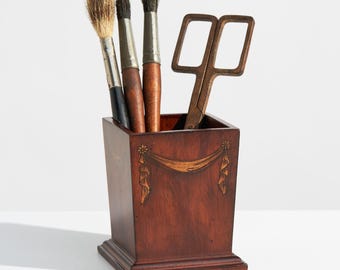 Vintage neoklassieke houten pennenhouder met gedrapeerde stofmotieven.