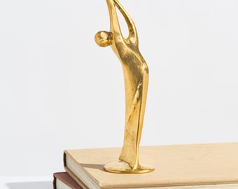 Vintage modernistische messing sculptuur van een vrouw // Elegant gouden art deco vrouwenbeeld
