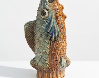 Vintage sculpturale vaas in de vorm van een vis, vervaardigd door een pottenbakkerij // Hoge, gesigneerde sculptuur van steengoed uit het midden van de 20e eeuw met kustthema